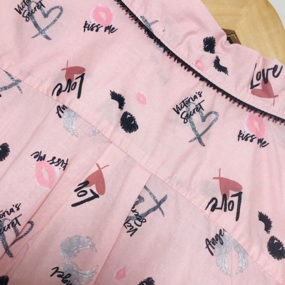 VICTORIA'S SECRET Love Graphic Pajama Top Size X-Small - Picture 6 of 7